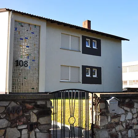 Vandrarhem Weisenau Plaza *