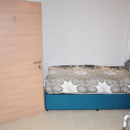 Weisenau Plaza Hostel *